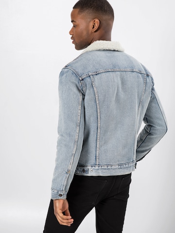 LEVI'S ® Between-Season Jacket 'Type 3 Sherpa Trucker' in Blue: back