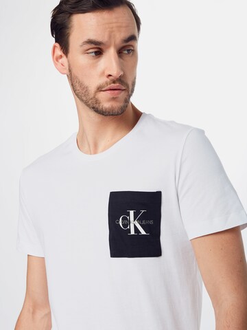 Calvin Klein Jeans Rovný strih Tričko 'MONOGRAM POCKET SLIM TEE' - biela: predná strana