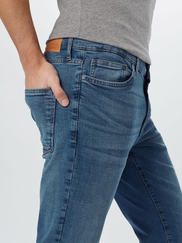 !Solid Regular Jeans in Blue