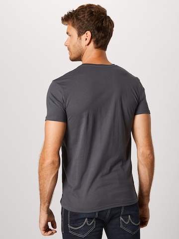 Coupe regular T-Shirt ALPHA INDUSTRIES en gris : derrière