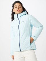 Woman wearing a Jack Wolfskin puffer jacket