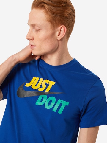 Coupe regular T-Shirt 'Swoosh' Nike Sportswear en bleu