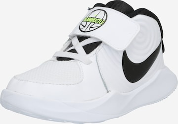 Chaussure de sport 'Team Hustle' NIKE en blanc : devant