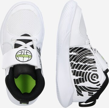 NIKE - Calzado deportivo 'Team Hustle' en blanco: lado