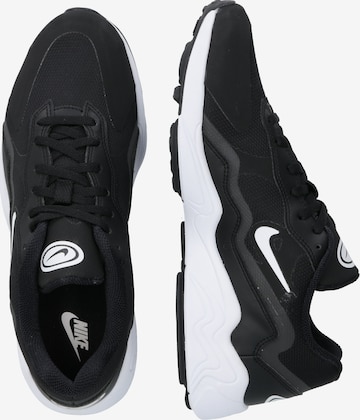 Baskets basses 'Alpha Lite' Nike Sportswear en noir : sur le côté