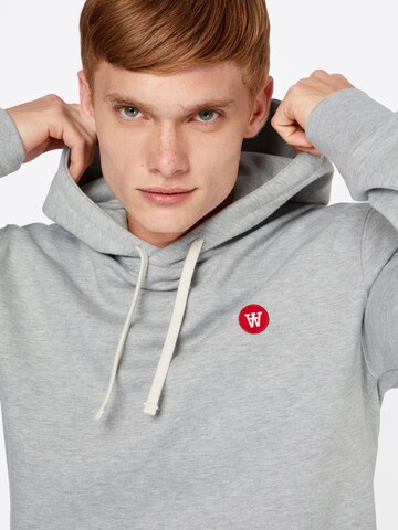 WOOD WOOD Sweatshirt 'Ian' i grå