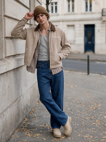 Streetwear Beige Jacket And Jeans Look