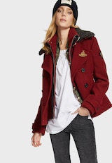 Dame in weinroter khujo Jacke