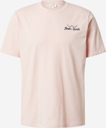 Coupe regular T-shirt 'Alex' ABOUT YOU x Riccardo Simonetti en rose : devant