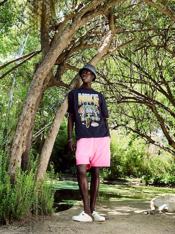 Casual Printed Shirt and Pink Pants Look