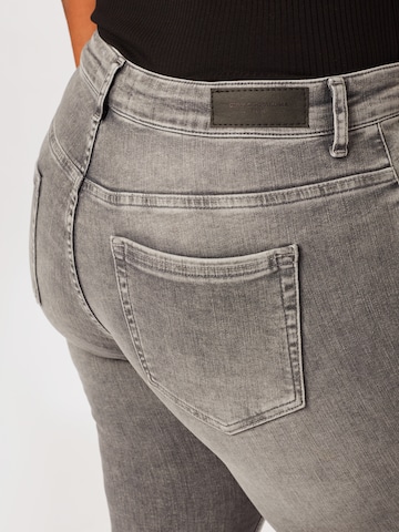 Skinny Jeans 'Willy' di ONLY Carmakoma in grigio