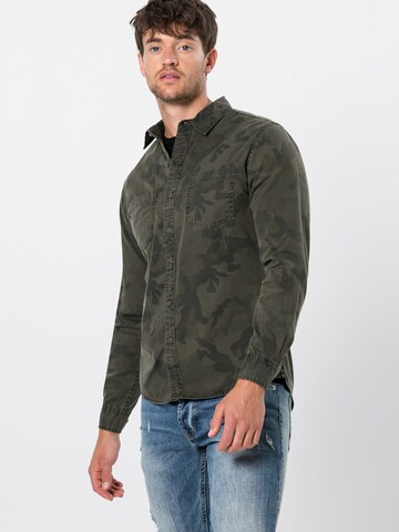 Coupe regular Chemise Urban Classics en vert : devant