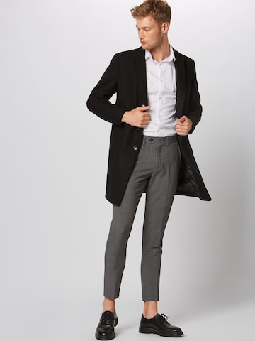 Lindbergh Слим Плиссированные брюки 'Club pants' в Серый