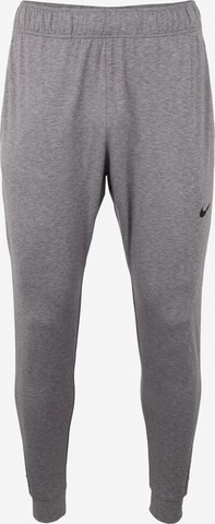 Effilé Pantalon de sport NIKE en gris : devant