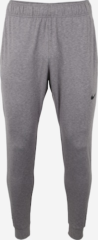 NIKE Tapered Sportsbukser i grå: forside