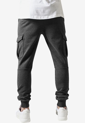 Urban Classics Tapered Cargobroek in Grijs: voorkant