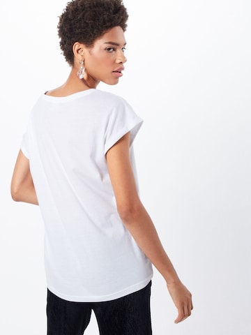 T-shirt Urban Classics en blanc : derrière
