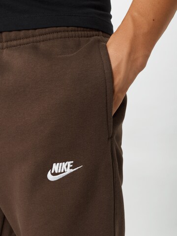 Nike Sportswear Zúžený strih Nohavice 'Club Fleece' - Hnedá