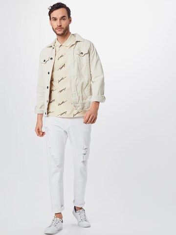 Coupe regular T-Shirt Lacoste LIVE en beige : devant