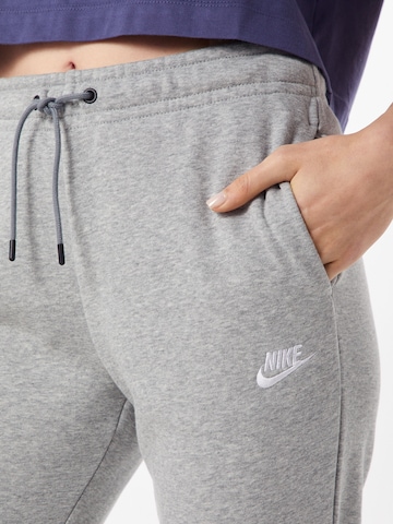 pelēks Nike Sportswear Pakapēniski sašaurināts piegriezums Bikses