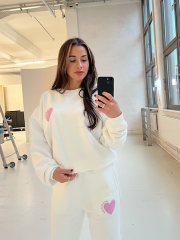 White Sweat Set Look