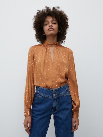 EDITED Blouse 'Ashley' in Bruin: voorkant