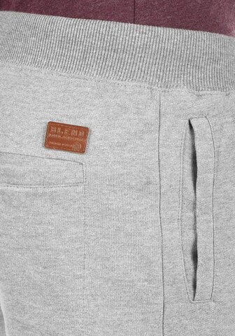 BLEND - Tapered Pantalón 'Tilo' en gris