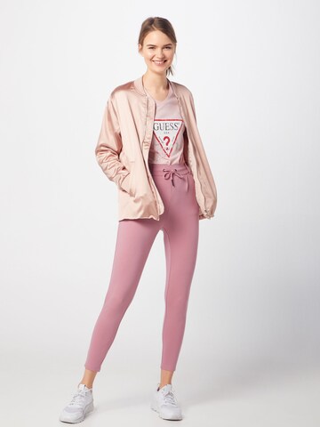 T-shirt 'LOGODREIECK' GUESS en rose