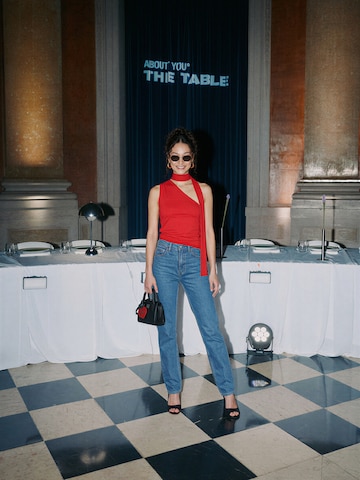 Chic Red Top Jeans Look