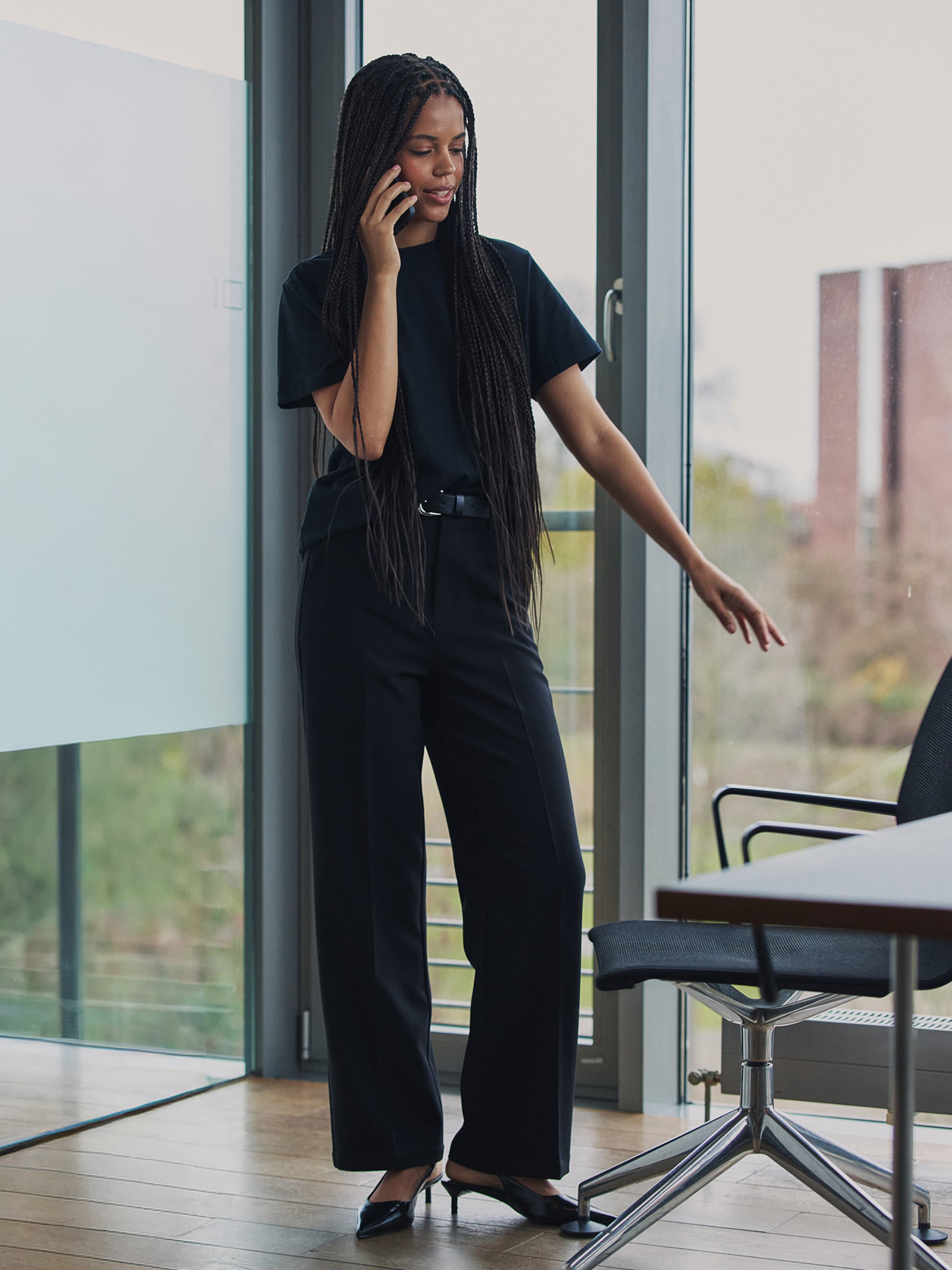 Lisa Washington - Monochromatic Dark Casual Chic Look