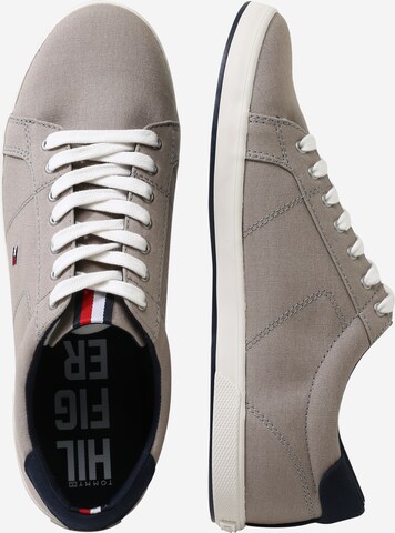 TOMMY HILFIGER Låg sneaker i grå