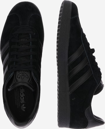 Baskets basses 'Gazelle' ADIDAS ORIGINALS en noir : sur le côté