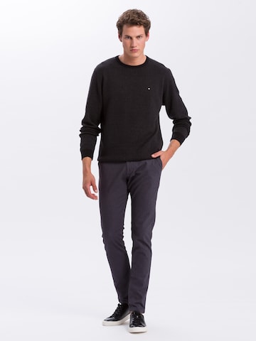 CROSS JEANS Tapered Hosen lang ' E 120 ' in Grau