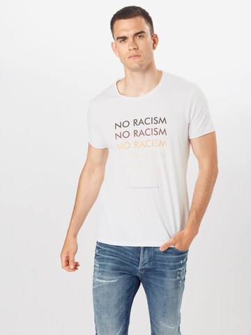 EINSTEIN & NEWTON Regular fit Póló 'No Racism' - fehér: elől