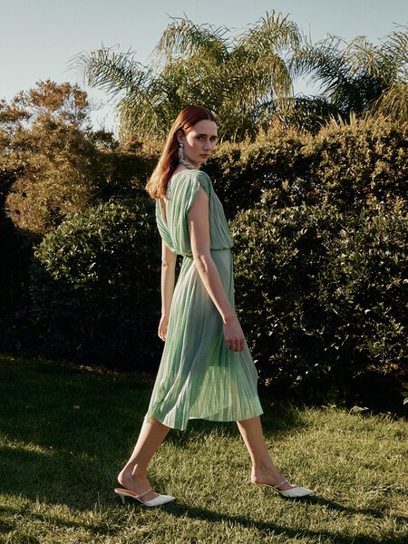 Allegra C. - Chic Pastel Green Pleated Look by WE Fashion