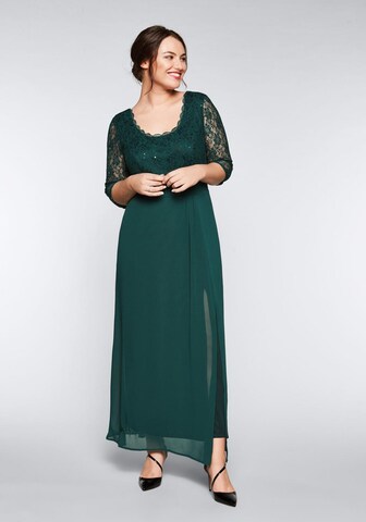 SHEEGO - Vestido de noche en verde: frente