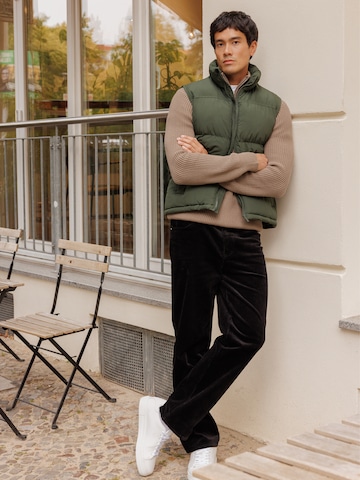 Chic Green Vest Look
