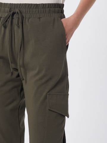 Kaffe - Tapered Pantalón cargo 'KASiggi Linda' en verde