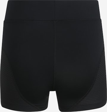 NIKE Skinny Sportshorts in Schwarz