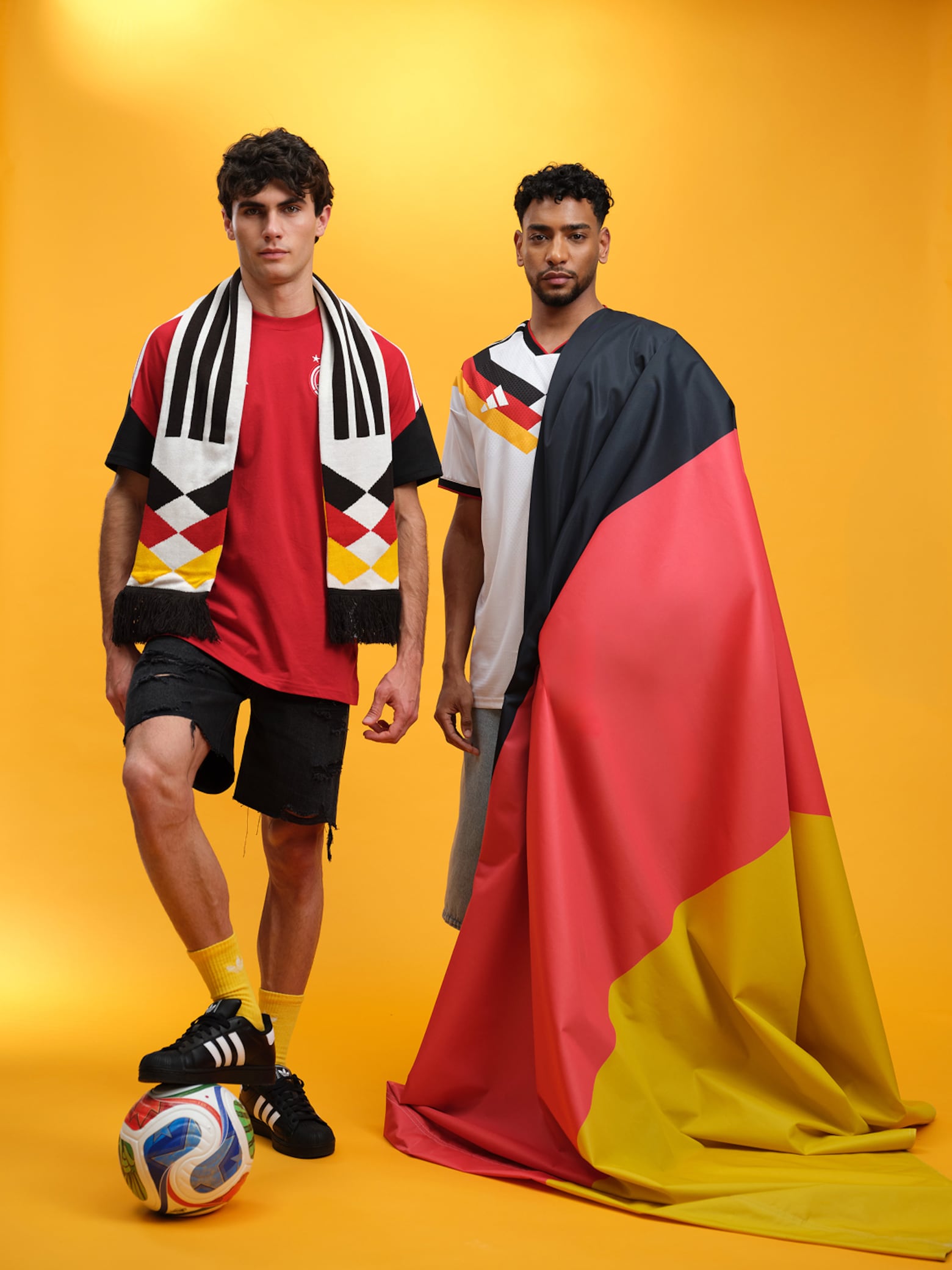 Hole dir den Look in den Farben der Nationalelf Supporte die Mannschaft auf der größten Bühne