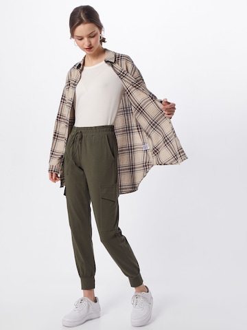 Kaffe - Tapered Pantalón cargo 'KASiggi Linda' en verde