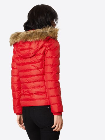 Tommy Jeans Zimní bunda – červená: zadní strana