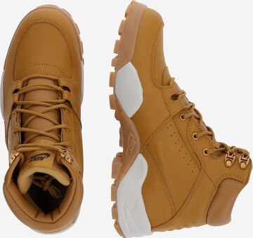 Nike Sportswear Veterboots 'Rhyodomo' in Bruin: zijkant