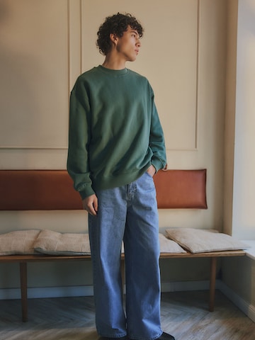 Oversized Green Sweatshirt Look