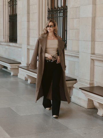 Sohpisticated Beige Coat Look