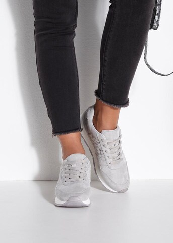 LASCANA Sneaker in Grau