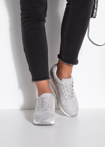 LASCANA Sneaker in Grau