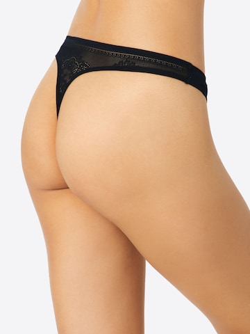 SCHIESSER Tanga 'Invisible Lace' – černá: zadní strana