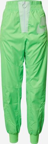 Effilé Pantalon Nike Sportswear en vert : devant