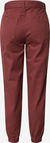 ONLY - Tapered Calças cargo em vermelho